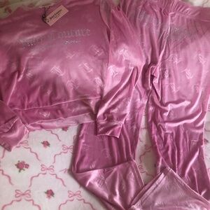 Just in NWT Juicy Couture Embossed 2 pc long sleeve Lounge set in Rose Logo